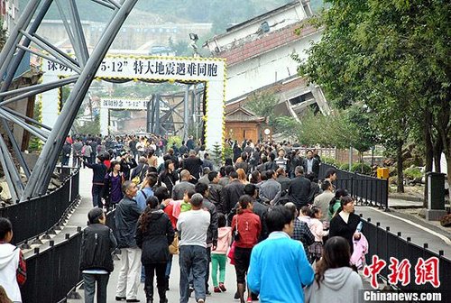 北川老县城今日全面开放 上万游客参观祭奠(图)