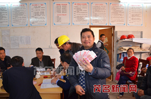 化州人社局协助44名农民工追回拖欠工资20万元 化州人社局协助44名农民工追回拖欠工资20万元