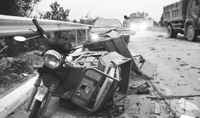 潭头镇权坡村黑色轿车撞飞两老人 潭头镇权坡村黑色轿车撞飞两老人