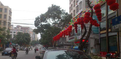 信宜街道开始高挂红灯笼 新年气息渐浓 信宜街道开始高挂红灯笼 新年气息渐浓