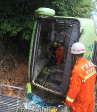 金垌径口五里岭路段一大型客车侧翻致两死三伤 金垌径口五里岭路段一大型客车侧翻致两死三伤