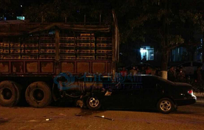 城北客运站路段发生一起小车追尾货车事故 城北客运站路段发生一起小车追尾货车事故